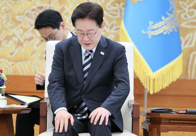이재명 대통령이 17일 청와대에서 파티 비롤 국제에너지기구(IEA) 사무총장을 접견, 발언을 듣고 있다. 뉴스1