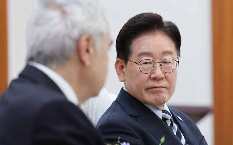 이재명 대통령이 17일 청와대에서 파티 비롤 국제에너지기구(IEA) 사무총장을 접견, 발언을 듣고 있다. 뉴스1
