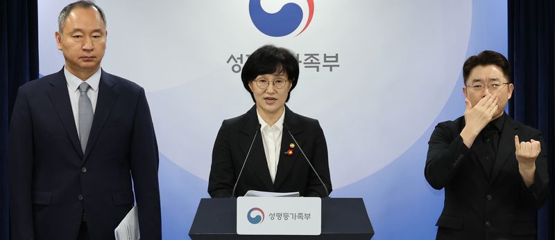 원민경 성평등가족부 장관이 16일 서울 종로구 정부서울청사에서 임신중지 약물 도입 방안을 발표하고 있다. 2026.9.16 ⓒ 뉴스1 이종덕 기자