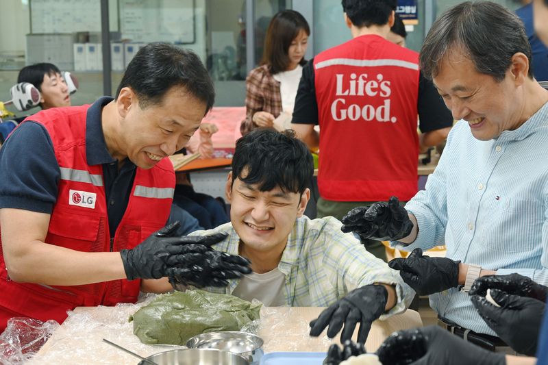 LG전자 '라이프스굿 봉사단' 인원들이 추석을 앞둔 지난 15일 염리장애인주간보호센터를 찾아 이용 장애인들과 함께 송편을 빚으며 시간을 보냈다. LG전자 제공