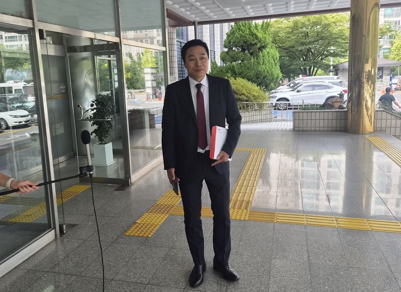 서영교 더불어민주당 의원과 용혜인 기본소득당 의원을 각각 고발한 이종배 전 서울시의원이 17일 오후 고발인 조사를 받기 위해 서울 영등포경찰서에 출석하고 있다. 뉴시스