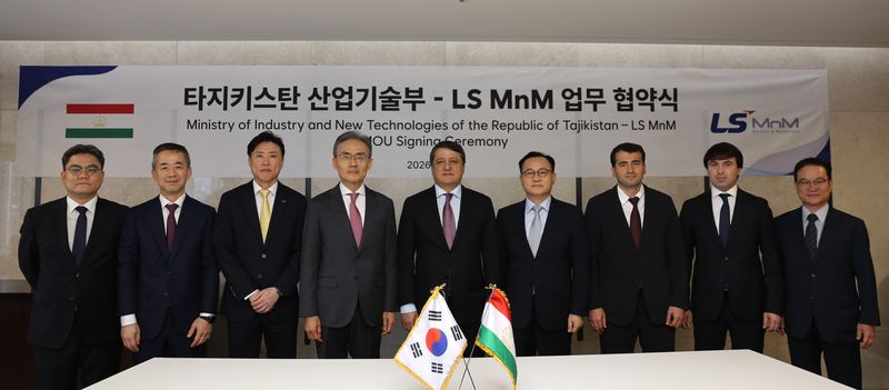 명노현 (주)LS 부회장(오른쪽에서 네번째)이 지난 14일 타지키스탄 공화국 산업신기술부와 광물 부문 개발 및 관련 부가가치 창출을 위한 업무협약(MOU)을 맺고 기념사진을 찍고 있다. LS 제공
