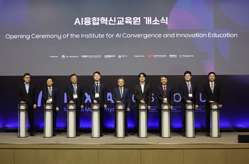 AI융합혁신교육원 개소식이 17일 호텔인터불고 원주 컨벤션홀에서 국회와 국가인공지능전략위원회, 과학기술정보통신부, 강원특별자치도, 정보통신산업진흥원 관계자와 국내외 AI 기업·전문가 등이 참석한 가운데 열렸다. 원주시 제공