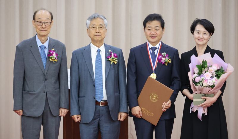 정병준 이화여대 교수가 17일 서울 서초구 대한민국학술원에서 열린 대한민국학술원상 시상식에서 인문학 부문 학술원상을 수상한 뒤 기념촬영을 하고 있다. 연합뉴스