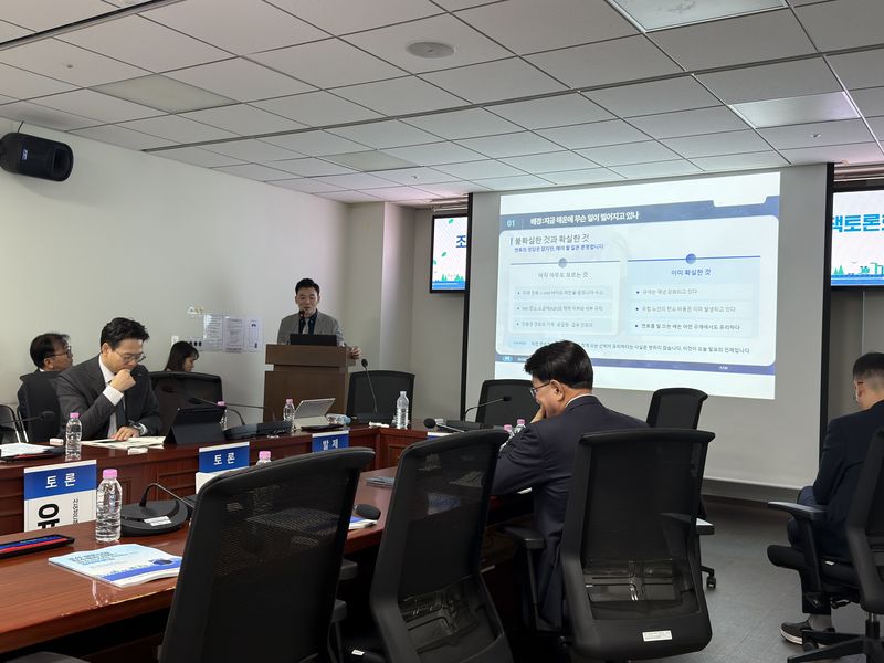 박준성 한국선급 수석연구원이 17일 서울 여의도 국회에서 열린 '조선·해운산업 탄소중립 전환과 중소선사의 미래를 위한 정책토론회'에서 발표를 진행하고 있다.사진=정원일 기자