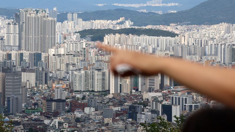 서울 용산구 남산에서 아파트 단지가 내려다보이고 있다. 사진=뉴시스