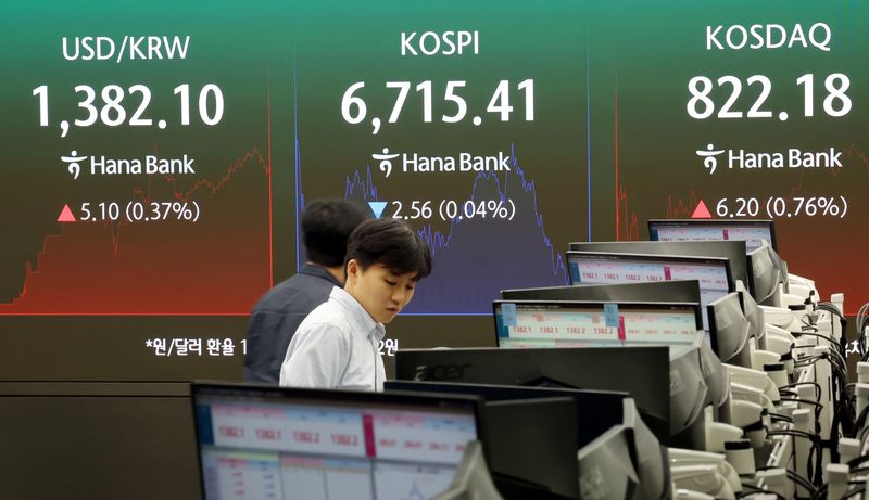 17일 오후 서울 중구 하나은행 본점 딜링룸에서 딜러들이 업무를 보고 있다. 뉴시스 제공