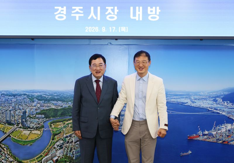 주낙영 경주시장이 17일 울산시청에서 김상욱 울산시장을 만나 양 도시의 에너지 분야 협력 방안에 대해 의견을 나눴다. 울산시 제공