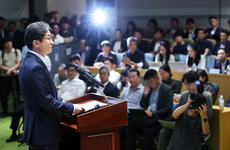 이억원 금융위원장이 지난 7월 20일 오후 서울 영등포구 산업은행 IR센터에서 열린 국민성장펀드 초장기기술투자펀드 출자사업 공청회에서 모두발언을 하고 있다. 뉴스1