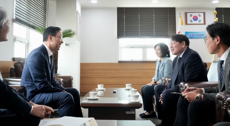 17일 서울 강남구 한국에너지기술평가원에서 위성곤 제주특별자치도지사(왼쪽)가 이승재 한국에너지기술평가원 원장(오른쪽 두 번째)과 본원 제주 이전과 에너지 실증 기반 활용 방안을 논의하고 있다. 사진=제주특별자치도 제공
