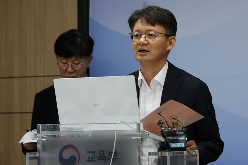 송근현 교육부 대학정책관(오른쪽)이 17일 세종시 정부세종청사에서 유웨이어플라이의 2027학년도 대입 수시모집 원서 접수의 시스템 장애 관련 구제 신청 접수 등 조치 결과에 대해 브리핑하고 있다. 연합뉴스