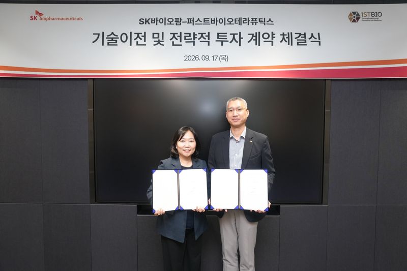 17일 SK바이오팜 판교 사옥에서 진행된 파킨슨병 신약 후보물질 도입 계약 체결식에서 퍼스트바이오테라퓨틱스 김재은 대표(왼쪽)와 SK바이오팜 유창호 전략부문장이 기념촬영을 하고 있다. 퍼스트바이오테라퓨틱스 제공