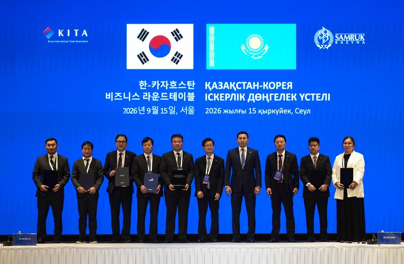 지난 15일 한-카자흐스탄 비즈니스 라운드테이블에 참석한 강병구 롯데글로벌로지스 대표이사(오른쪽 두번째)가 누를란 자크포프 삼룩카즈나 의장(오른쪽 네번째), 안드레이 신 신라인그룹 회장(오른쪽 여섯번째) 등과 기념촬영을 하고 있다. 롯데글로벌로지스 제공