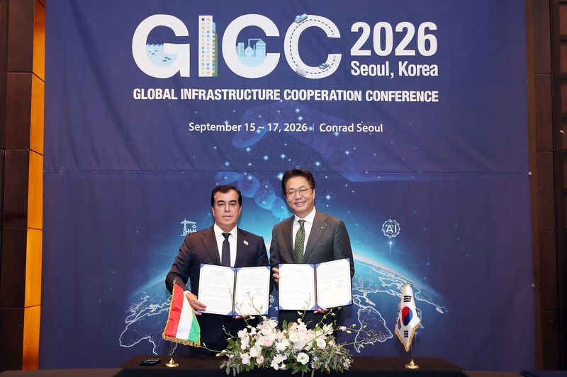 정진혁 국가철도공단 이사장(오른쪽)이 지난 16일 서울 영등포구 여의도에러 열린 GICC 2026에서 미르조알리 코밀 주마혼 타지키스탄 철도공사 사장과 업무협약을 맺고 기념촬영을 하고 있다. 국가철도공단 제공