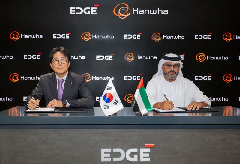 한화와 아랍에미리트(UAE) 국영 최대 방산기업 에지(EDGE) 그룹이 지난 15일(현지 시간) 통합대공망 구축사업에 대한 주요조건합의서를 체결했다. 왼쪽부터 양기원 한화시스템 대표와 하마드 알 마라르 에지 그룹 CEO. 한화시스템 제공