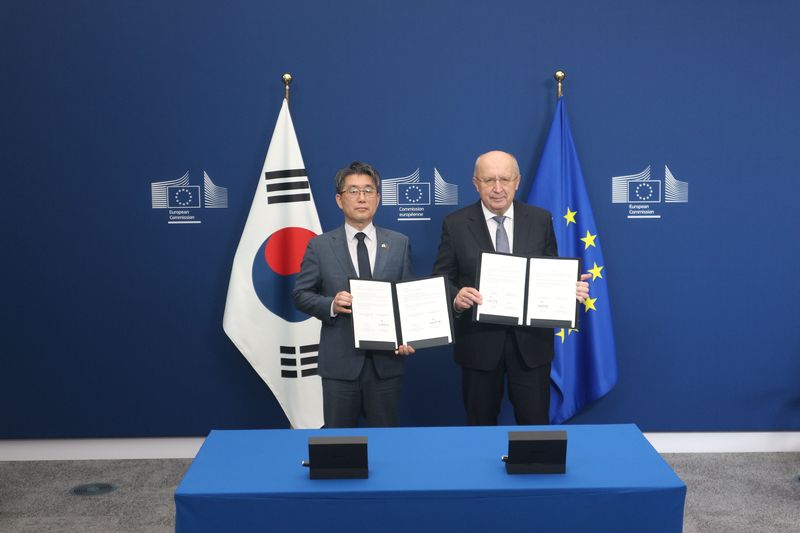 17일 벨기에 브뤼셀 유럽연합(EU) 본부에서 저궤도위성통신 분야 협력 확대를 위한 방위사업청과 EU 집행위원회 국방산업우주총국 간 행정약정 체결 후 주요 참석자가 기념촬영을 하고 있다. (왼쪽 정기영 방위사업청 미래전력사업본부장, 오른쪽 안드리우스 쿠빌리우스 유럽연합(EU) 집행위원회 방위산업·우주 집행위원) 방위사업청 제공