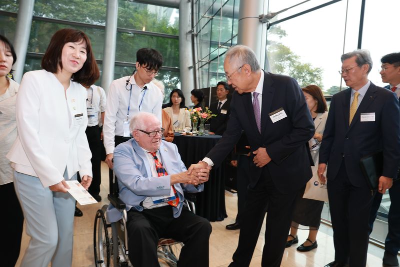 류진 한국경제인협회 회장(오른쪽 두번째)이 17일 서울 여의도 FKI타워 컨퍼런스센터에서 열린 '美 건국 250주년 기념 감사 만찬'에 참석한 방한 참전용사를 맞이하고 있다. 한경협 제공