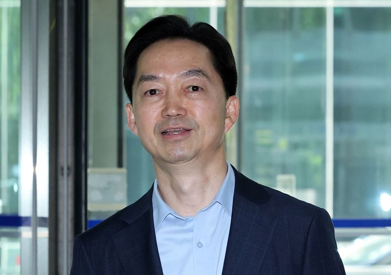 김지용 중대범죄수사청장 후보자가 17일 서울 종로구에 마련된 사무실로 출근하고 있다. 연합뉴스
