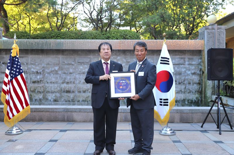 우오현 SM그룹 회장(왼쪽)과 임호영 한미동맹재단 회장(전 한미연합군사령부 부사령관)이 지난 16일 서울 용산구 드래곤힐 세이블스에서 열린 한미동맹재단·주한미군전우회 후원기업 간담회에서 후원기업인증패를 들고 기념촬영을 하고 있다. SM그룹 제공