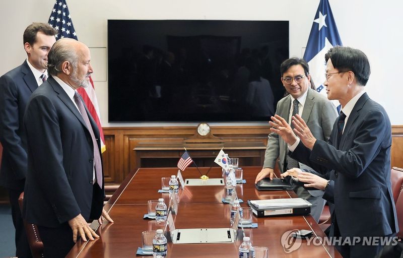 김정관 산업통상부 장관(오른쪽)과 하워드 러트닉 미국 상무장관의 지난해 7월 회의 모습 (출처=연합뉴스)