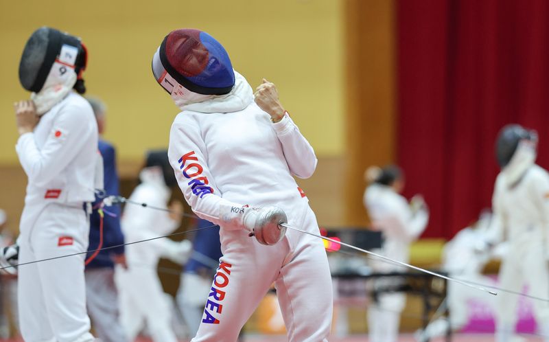 대한민국 성승민이 16일 일본 안조 스포츠 파크에서 열린 근대5종 펜싱 시딩라운드에서 득점한 뒤 포효하고 있다. 2026.9.16 ⓒ 뉴스1 안은나 기자
