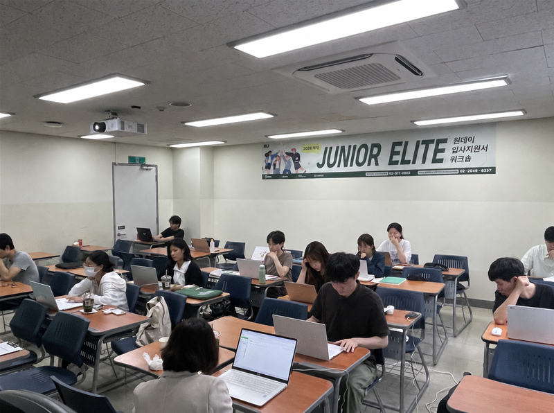 건국대 하계 주니어 엘리트 프로그램에 참여한 학생들이 원데이 입사지원서 워크숍에서 실전 취업을 위한 입사지원서를 직접 작성하고 있다. 건국대 제공