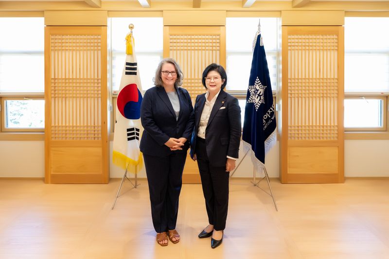 문시연 숙명여자대학교 총장(오른쪽)이 16일 교내에서 마리 안토니아 폰 쉔부르크 주한독일상공회의소 대표와 글로벌 기업 연계 산학협력 방안을 논의한 뒤 기념 촬영을 하고 있다. 숙명여대 제공