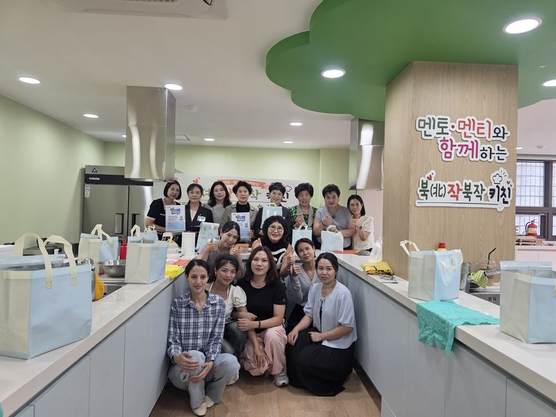 17일 동구 범일2동 주민센터 공유주방에서 민주평화통일자문회의 부산동구협의회가 개최한 '멘토·멘티와 함께하는 북(北)작북작 키친' 행사 참가자들이 기념촬영을 하고 있다. 민주평화통일자문회의 부산동구협의회 제공