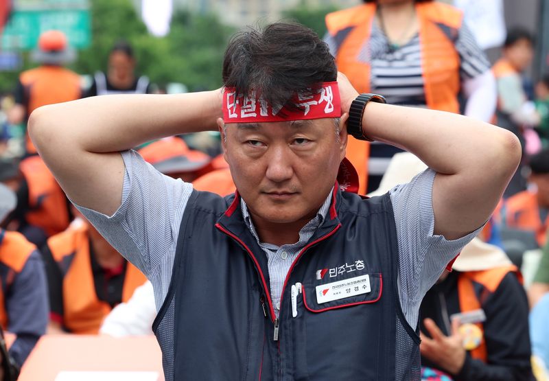 양경수 민주노총 위원장이 지난 7월 15일 오후 서울 종로구 동화면세점 앞에서 열린 민주노총 7.15 총파업대회에 참석해 단결투쟁 머리띠를 이마에 두르고 있다. 뉴시스