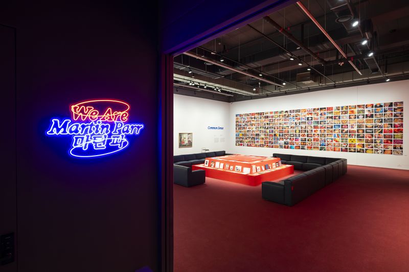 서울시립 사진미술관에서 열리는 '마틴 파: We Are Martin Parr' 전시 전경. 서울시립미술관 제공