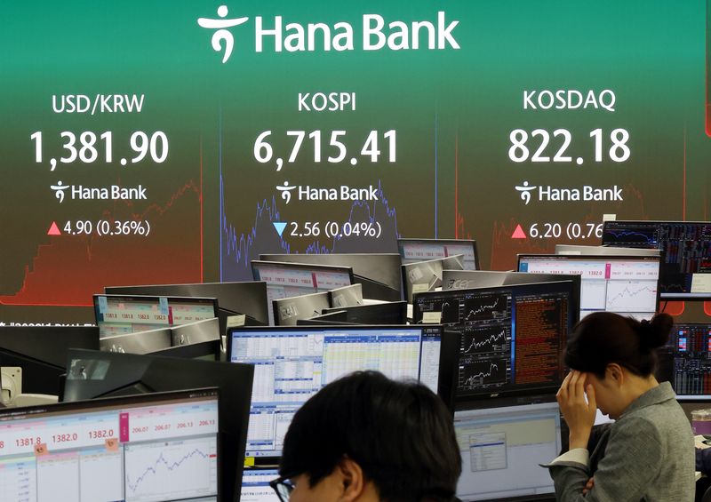지난 17일 오후 서울 중구 하나은행 본점 딜링룸에서 딜러들이 업무를 보고 있다. 뉴시스