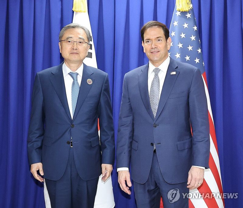 지난 7월 필리핀 마닐라 아세안관련 외교장관회의서 만나 기념 촬영하는 한미 외교장관 (출처=연합뉴스)