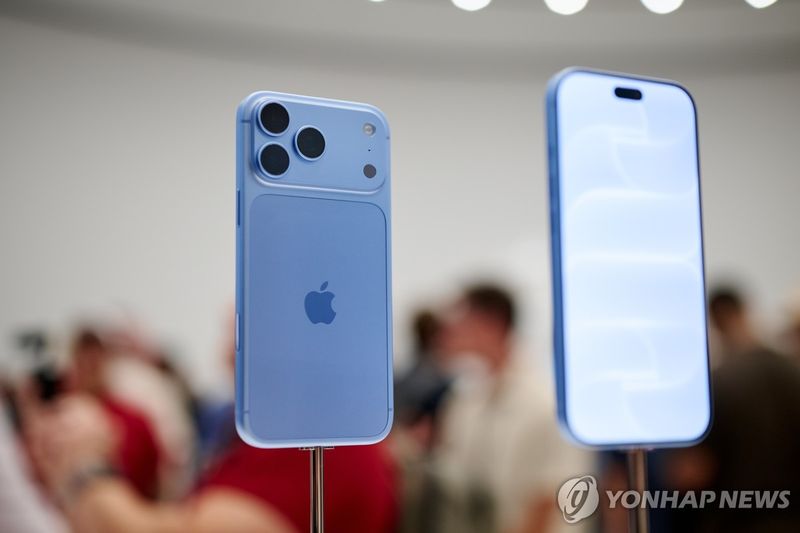 전시돼 있는 애플 아이폰 18 프로·프로맥스 제품 (출처=연합뉴스)