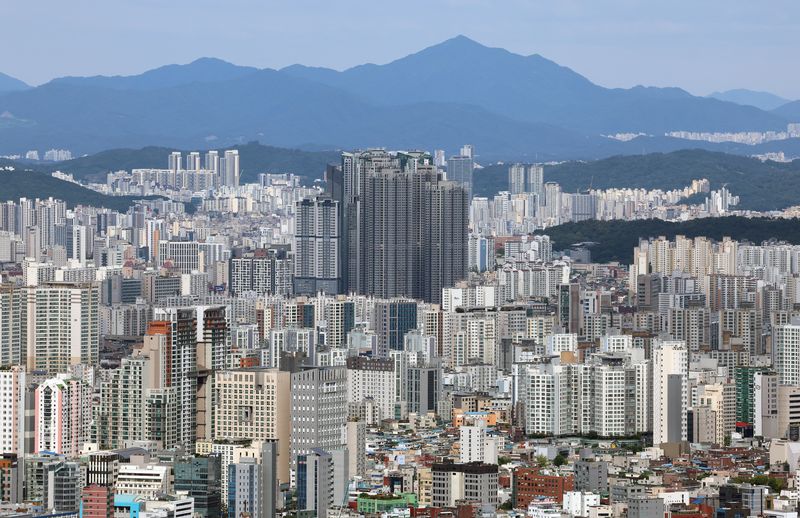 [서울=뉴시스] 조성우 기자 = 서울 용산구 남산에서 아파트 단지가 내려다보이고 있다. 2026.09.17. xconfind@newsis.com