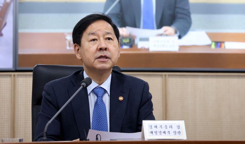 구윤철 부총리 겸 재정경제부 장관이 18일 오전 세종시 정부세종청사에서 열린 비상경제본부 회의 겸 경제관계장관회의를 주재하며 발언하고 있다. 뉴스1