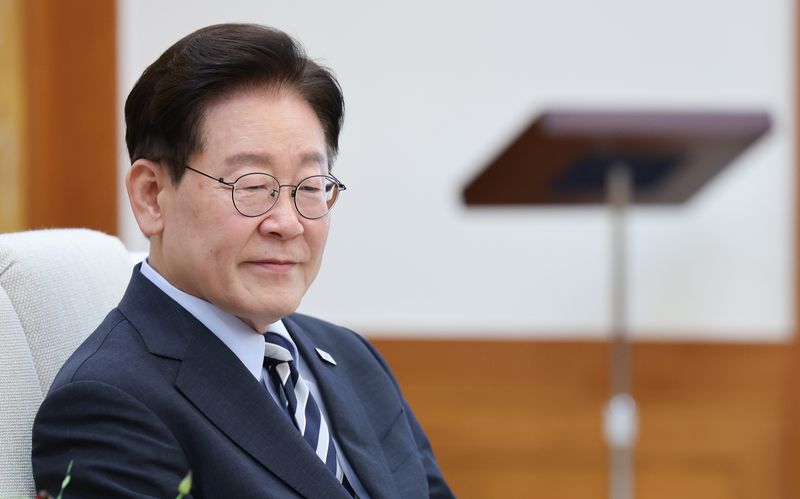 이재명 대통령이 지난 17일 청와대에서 파티 비롤 국제에너지기구(IEA) 사무총장을 접견, 발언을 듣고 있다. 뉴스1