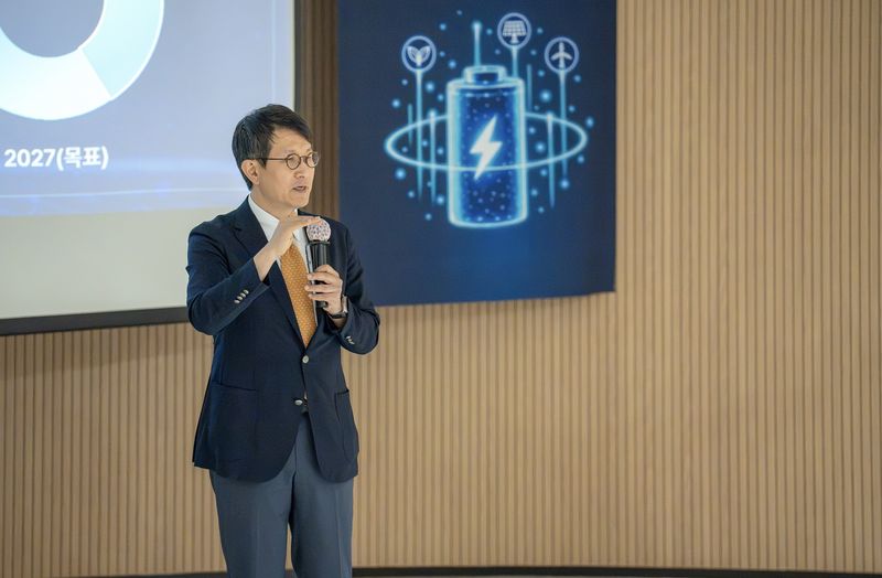 류승헌 엘앤에프 최고재무책임자(CFO)가 지난 17일 대구 달성군 구지3공자엥서 열린 '2026 인베스터 데이'에서 중장기 성장전략을 발표하고 있다. 엘앤에프 제공