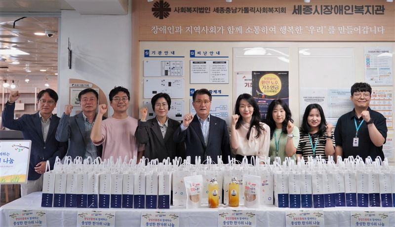 유종필 창업진흥원 원장이 17일 세종시장애인복지관에서 단체 사진을 찍고 있다. 창진원 제공
