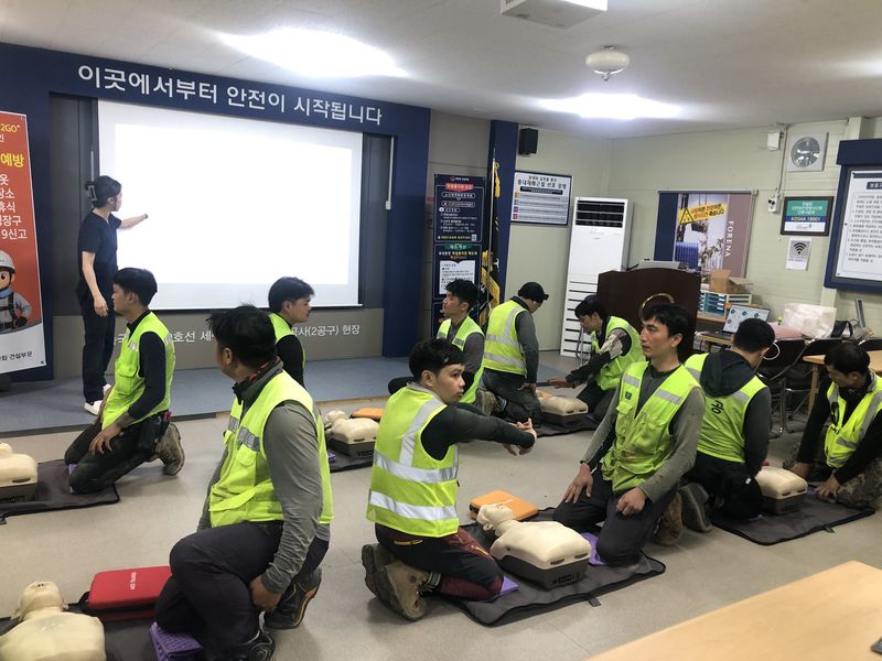 외국인 근로자들이 상황에 맞춰 자동심장충격기(AED)를 사용하고 있다. 한화 건설부문 제공