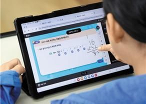 공정거래위원회가 입찰담합 사건 심의 대상으로 공개한 디지털교과서용 태블릿 컴퓨터. 공정위 심사관은 4개 제조·판매업체가 교육청 등이 발주한 태블릿 입찰에서 담합한 혐의가 있다고 판단해 심의 절차를 시작했다. 사진=공정거래위원회 제공