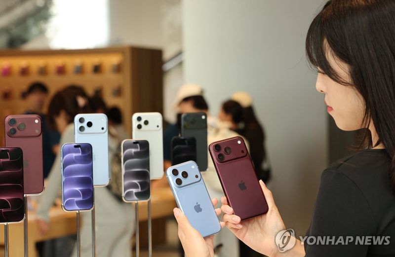 오늘 출시된 아이폰18 프로 (출처=연합뉴스)
