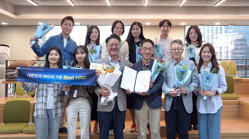 인적자원개발 우수기관 인증 취득 후 기념 촬영하는 SK브로드밴드 민부식 기업문화센터장(앞줄 왼쪽에서 세 번째)과 임직원들. SK브로드밴드 제공