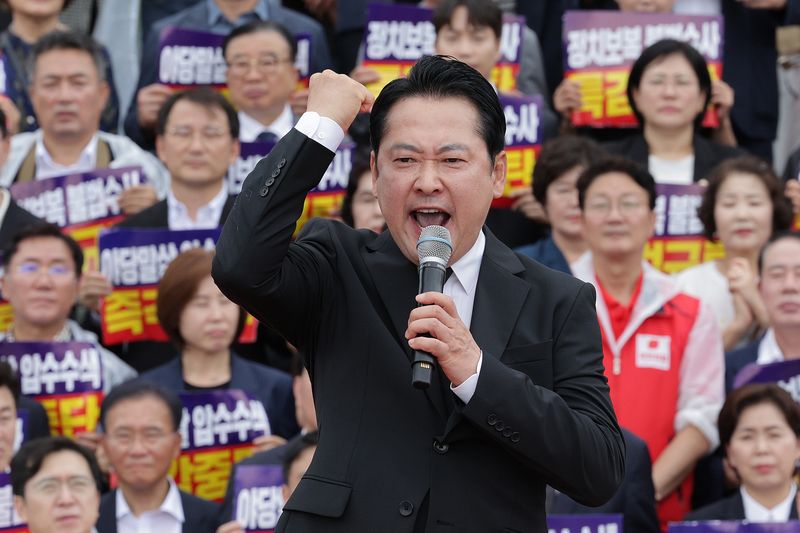 장동혁 국민의힘 대표가 4일 오전 서울 여의도 국회 본청 계단에서 열린 야당말살 정치탄압 특검수사 규탄대회에서 발언하고 있다. 2025.9.4 ⓒ 뉴스1 신웅수 기자