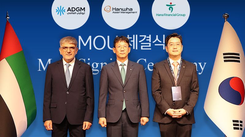 지난 16일 서울 서초구 JW메리어트 호텔에서 열린 아부다비 글로벌 마켓, 한화자산운용과의 '한국·아부다비 간 스테이블코인 사업 및 크로스보더 금융 인프라 협력'을 위한 3자간 협약식에서 라셰드 압둘카림 알 블루시 ADGM 등록청 CEO(왼쪽부터), 엄태성 하나금융그룹 상무, 백승필 한화자산운용 디지털혁신실장 상무가 기념촬영을 하고 있다. 하나금융그룹 제공