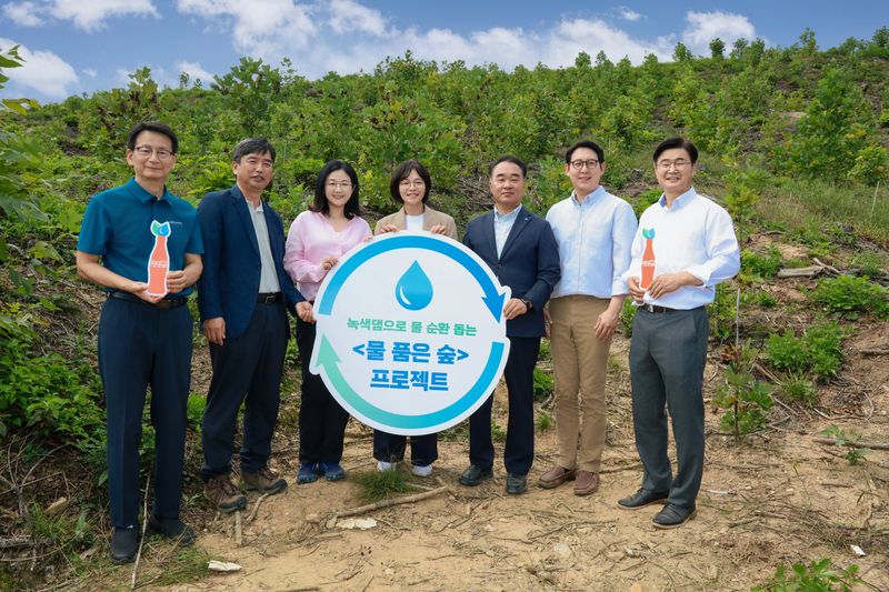 지난 17일 여주시에서 열린 '물 품은 숲' 사업 성과 공유회에서이상용 한국생태환경연구소 이사장(왼쪽부터), 김범수 여주시 산림자원팀장, 노지혜 LG생활건강 상무, 구남주 한국 코카콜라 상무, 이후정 여주시산림조합 조합장, 이영준 WWF 보전국장, 이상현 코카콜라음료 공장장이 기념촬영을 하고 있다. LG생활건강 제공