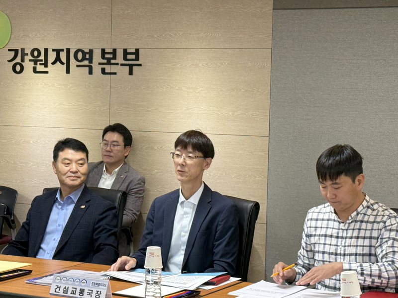 이종구 강원도 건설교통국장이 16일 한국토지주택공사(LH) 강원지역본부를 방문, 지역업체의 수주 확대 방안을 논의했다. 강원자치도 제공