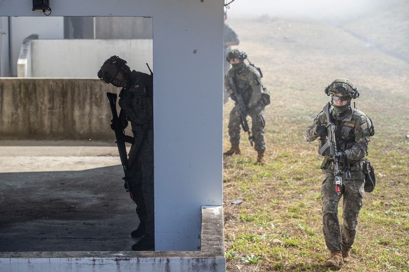 육군은 지난 14일부터 18일까지 강원 인제군 육군과학화전투훈련단(KCTC)에서 '제4회 K-국제 과학화전투 경연대회'를 개최했다고 18일 밝혔다. 제4회 K-국제 과학화전투 경연대회에 참가한 장병들이 도시지역 전투 수행 간 은ㆍ엄폐하여 이동하고 있다. 육군 제공