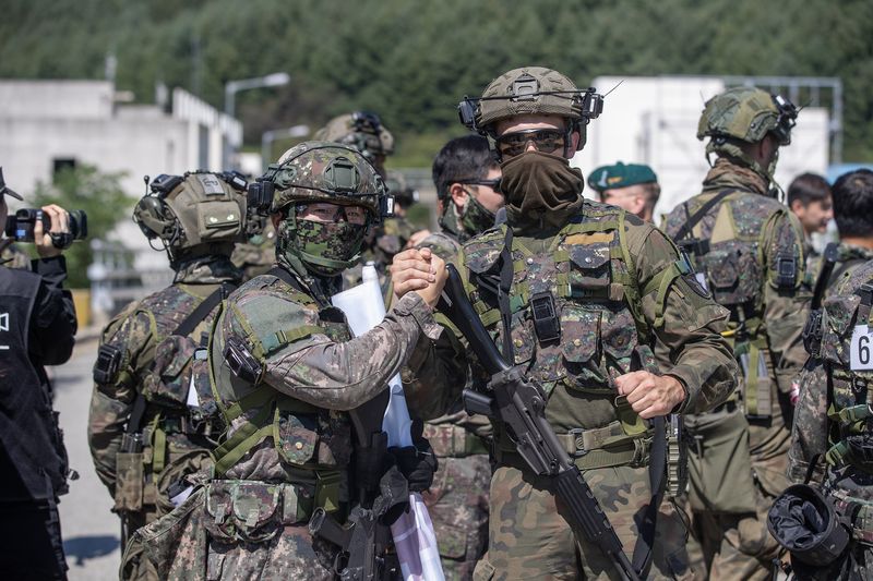 육군은 지난 14일부터 18일까지 강원 인제군 육군과학화전투훈련단(KCTC)에서 '제4회 K-국제 과학화전투 경연대회'를 개최했다고 18일 밝혔다. 제4회 K-국제 과학화전투 경연대회에서 경기가 끝난 후 한국, 폴란드 장병이 손을 맞잡고 우호를 다지고 있다. 육군 제공