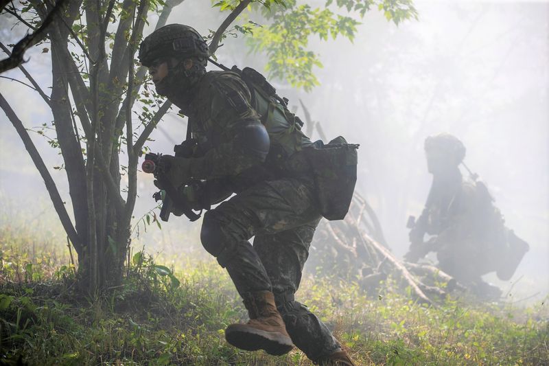 육군은 지난 14일부터 18일까지 강원 인제군 육군과학화전투훈련단(KCTC)에서 '제4회 K-국제 과학화전투 경연대회'를 개최했다고 18일 밝혔다. 제4회 K-국제 과학화전투 경연대회에 참가한 장병이 산악지역 전투수행 간 적진을 향해 이동하고 있다. 육군 제공