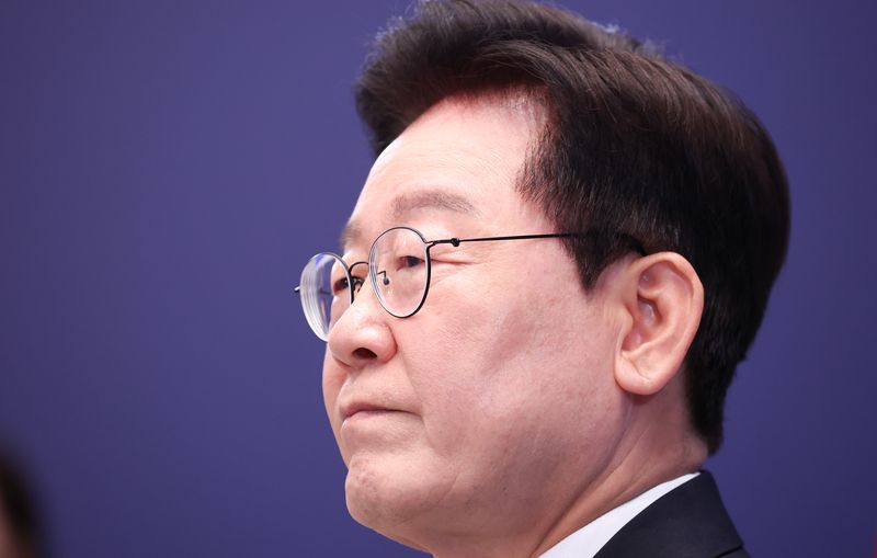 이재명 대통령이 18일 청와대 영빈관에서 열린 현안 기자회견에서 기자들의 질문을 듣고 있다. 뉴스1